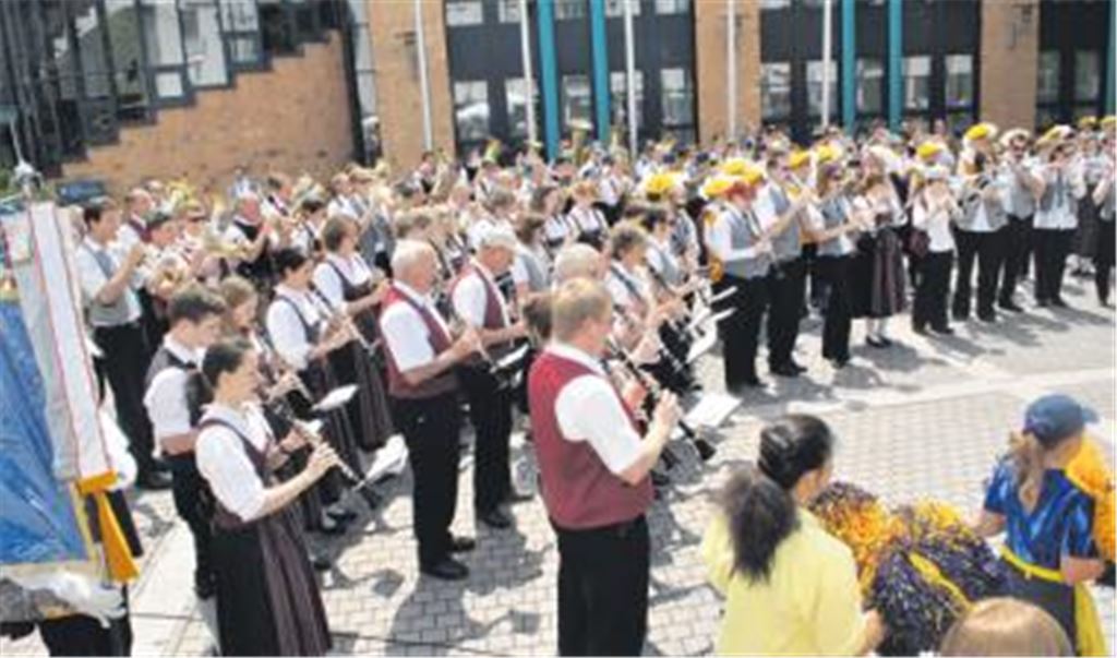  200 Musiker beim Platzkonzert. Mit von der Partie sind Gäste der Harmonie Hindelang, die von Gerhard Schollenberger geleitet werden, der auch schon das Jugendorchester in Mühlacker dirigiert hat. 