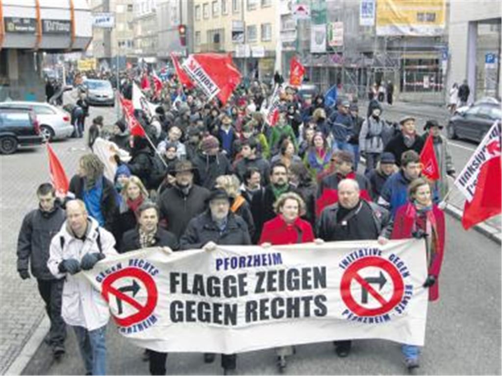  
450 Menschen demonstrieren gegen die Mahnwache der Rechtsextremen am 23. Februar. Foto: Ochs
