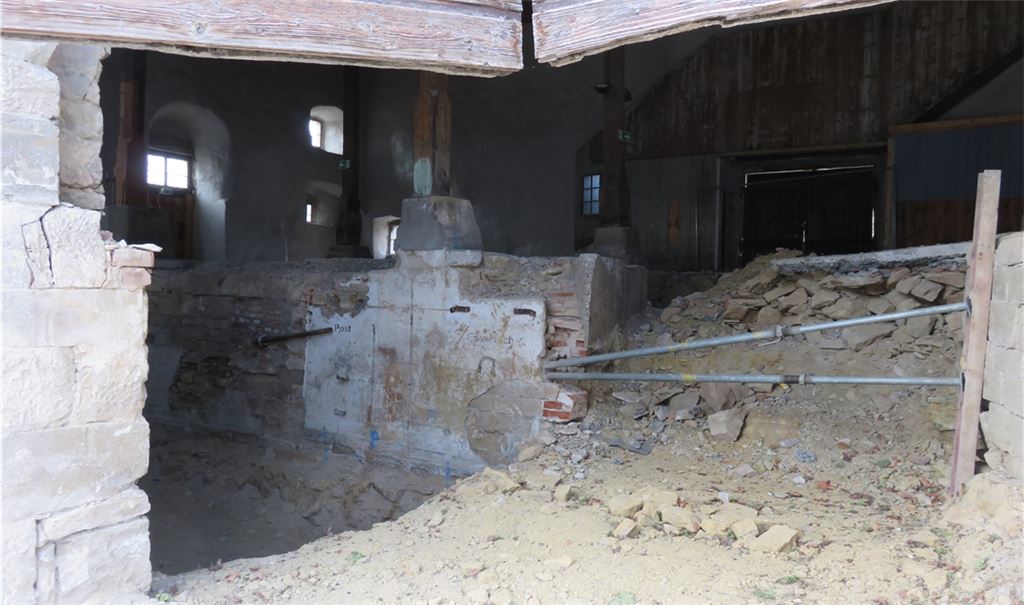  An der Knittlinger Kelter bieten sich für Passanten gerade spannende Einblicke in den teilweise ausgehobenen Keller. Foto: cb