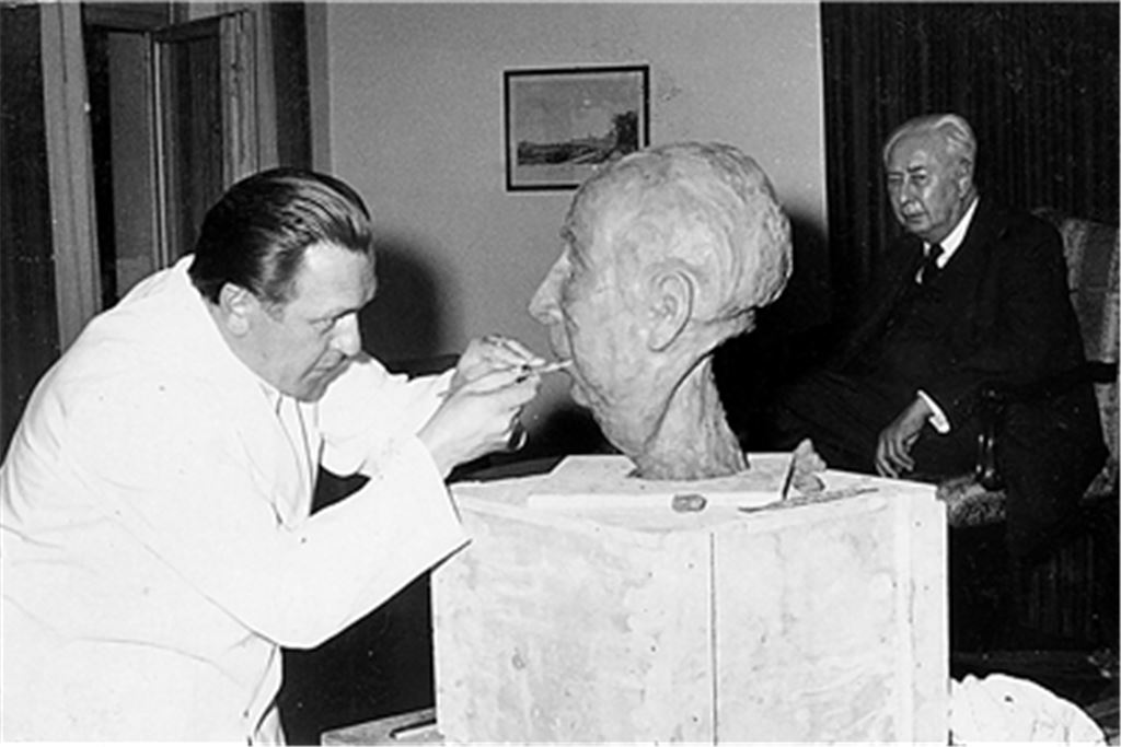  Arbeit an der Büste von Theodor Heuss. Foto: privat