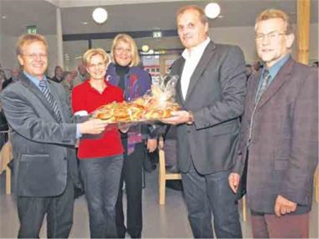  Architekt Martin Entenmann (2. v. re.) überreicht Werner Henle und Kindergartenleiterin Eva-Maria Scheuernstuhl (v. li. ) einen essbaren Schlüssel im Beisein von Gabriele Völkle und Wolfgang Schwab vom Jugendamt des Enzkreises.
 Foto: Appich
