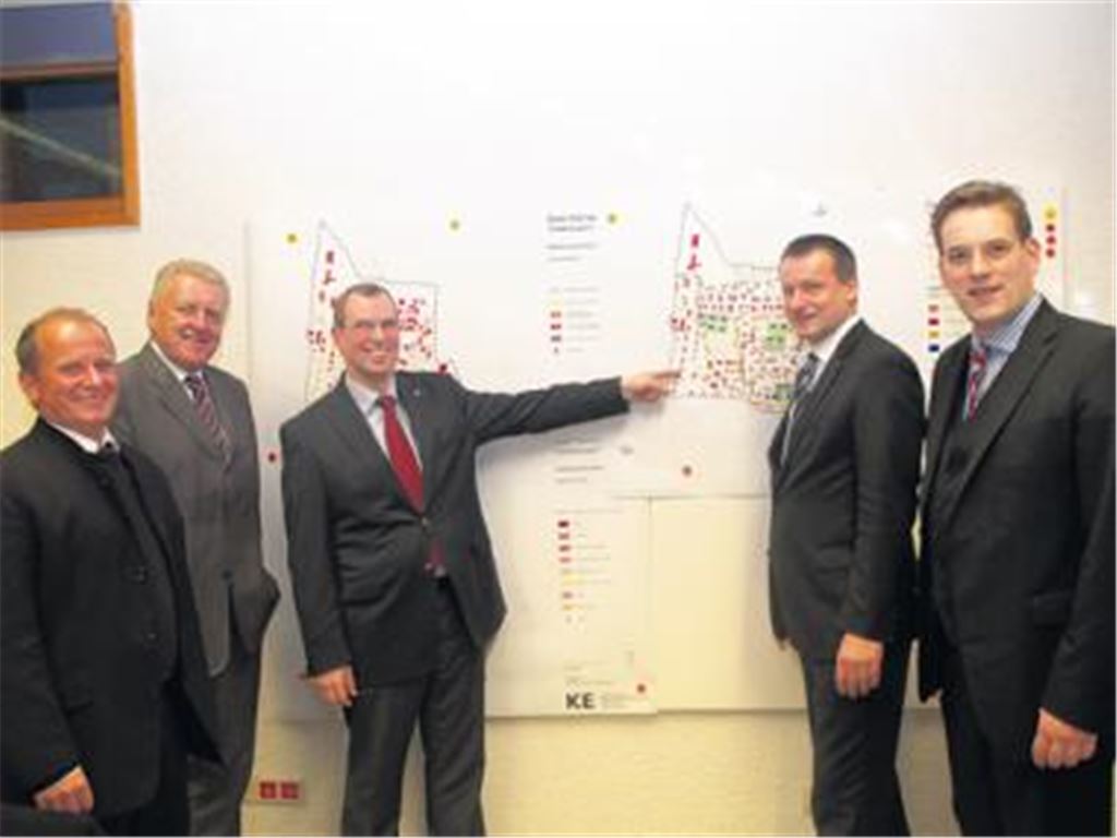  Besuch in Mühlacker: Obwohl die Stadt millionenschwere Wünsche an das Land hat, zeigen sich Wirtschaftsminister Ernst Pfister (2.v.li.) und die Abgeordneten Schweickert (re.) und Rülke (2.v. re.) nach der Zusammenkunft mit Oberbürgermeister Frank Schneider (3.v.li.) in gelöster Stimmung. Gemeinsam mit Bürgermeister Abicht hatte der Rathauschef die ehrgeizigen Pläne der Stadt erläutert. Foto: Eier