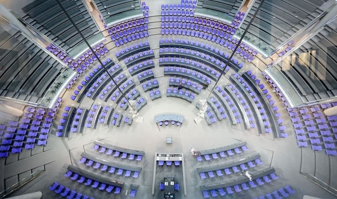  Blick in den Plenarsaal des Bundestags. 