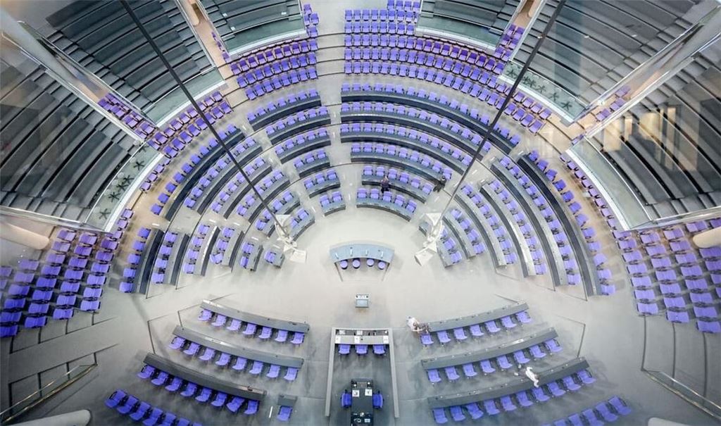  Blick in den Plenarsaal des Bundestags. 