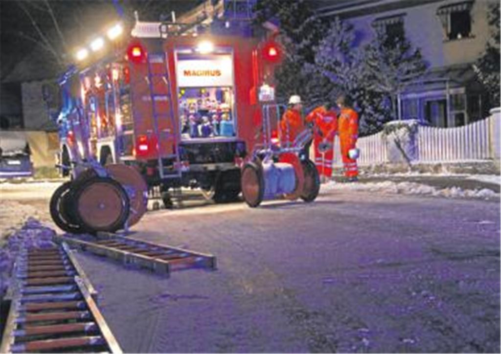  Die Feuerwehr muss auf glatten Straßen zu einem Zimmerbrand ausrücken und ist wenige Minuten nach dem Alarm zur Stelle.Foto: Hansen