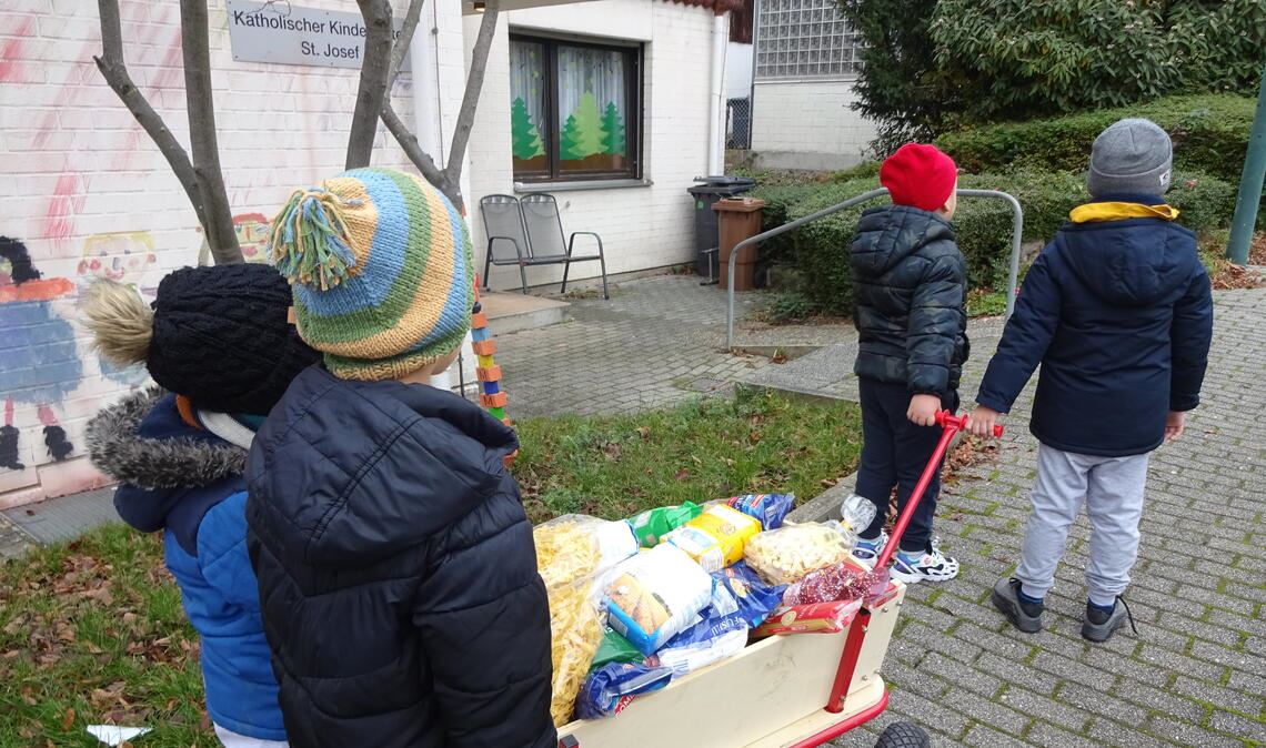  Die Kinder haben es sich trotzdem nicht nehmen lassen und wollten den Bollerwagen gefüllt mit Nudeln zum Tafelladen ziehen. Foto: privat