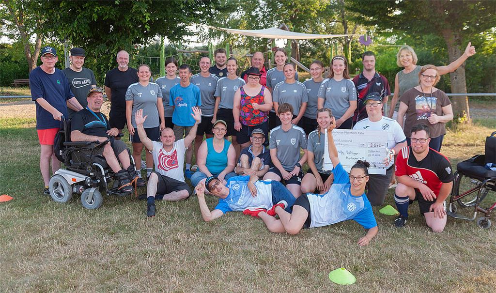  Die Spielerinnen der SG Roßwag-Großglattbach spenden über 2000 Euro an die Lebenshilfe Vaihingen-Mühlacker. 