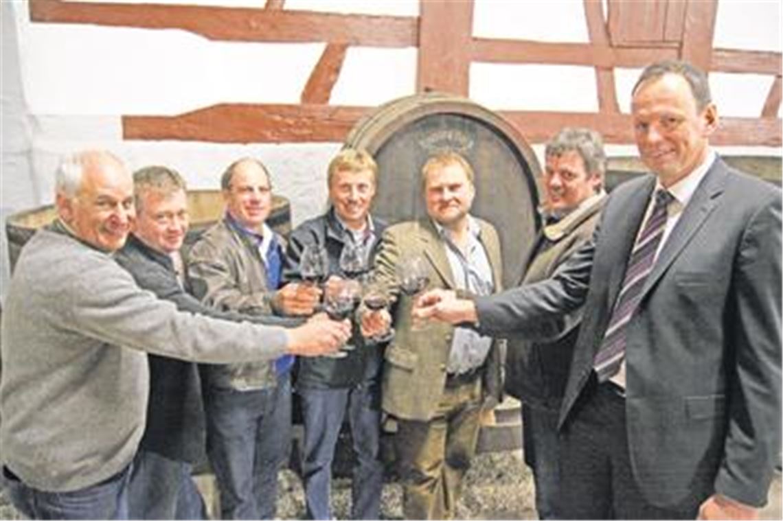  Die Vorstandsriege mit Karl Schäfer (WG Sternenfels), Dieter Epple (WG Freudenstein-Hohenklingen), Ulrich Heckele (WG Oberderdingen), Martin Werthwein (WG Diefenbach), Markus Scholl (WG Knittlingen) und der Bevollmächtigte der neuen Genossenschaft, Karlheinz Hofmann, präsentieren die Vielfalt des neuen Zusammenschlusses Weinkultur Westlicher Stromberg. Armin Doll vom Genossenschaftsverband Baden-Württemberg wachte über die Wahl (v. li.) Foto: Hansen