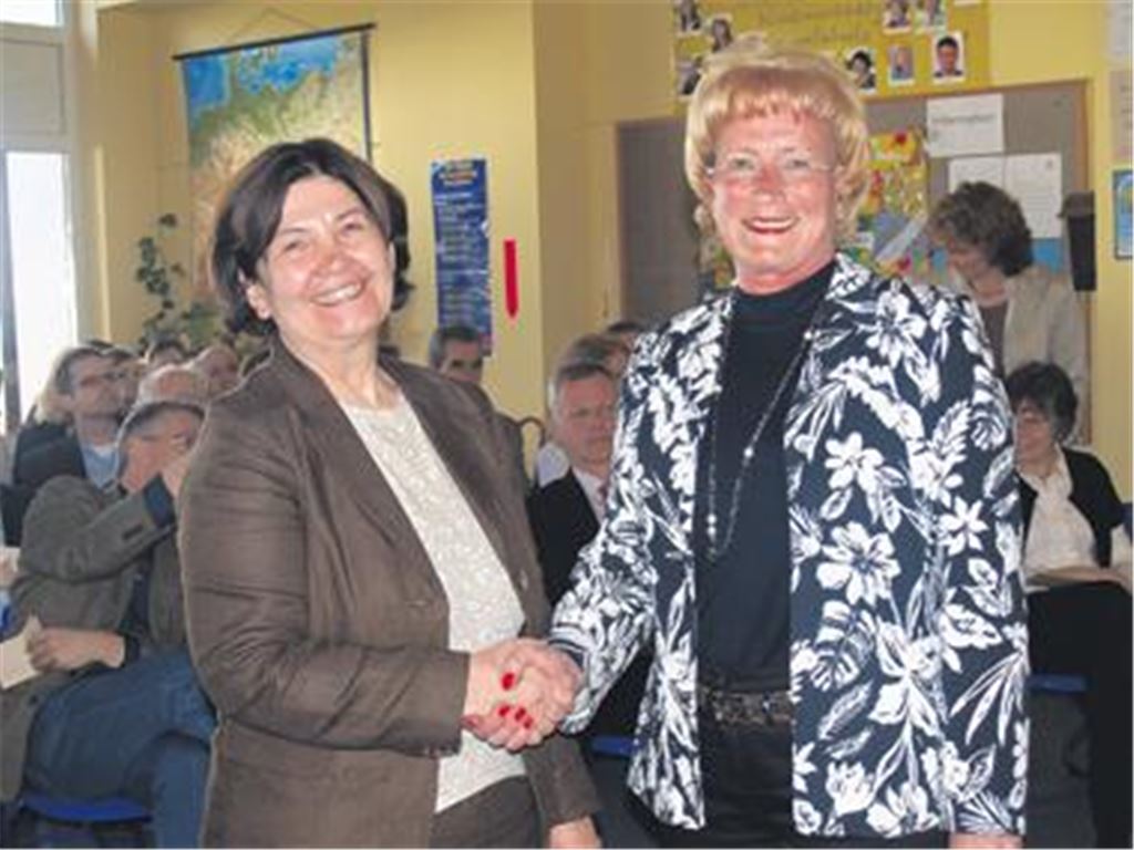  Die neue Schulleiterin Rita Rapp (li.) mit der Leitenden Schulamtsdirektorin Renate Süß. Foto: Filitz
