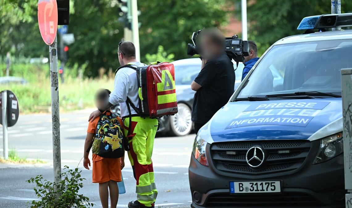 Schwerer Unfall in Berlin - Was wir wissen und was nicht . Ein Auto ist in Berlin-Wedding in eine Menschengruppe gefahren.