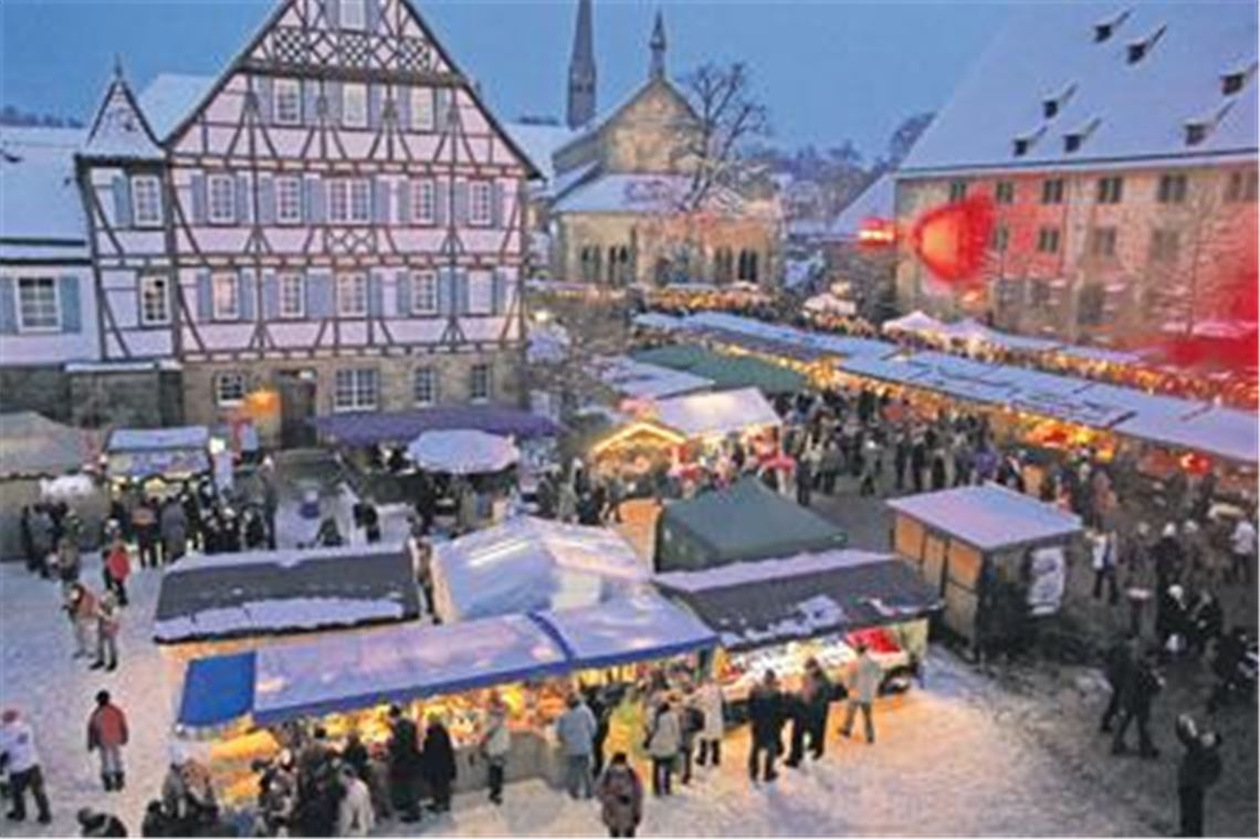  Ein Wintermärchen in Maulbronn: Der schneebedeckte Klosterhof, glitzernde Lichter und lebendiges Treiben an liebevoll dekorierten Ständen schaffen eine stimmungsvolle Atmosphäre, die zehntausende Besucher bezaubert. 
Foto: Hansen