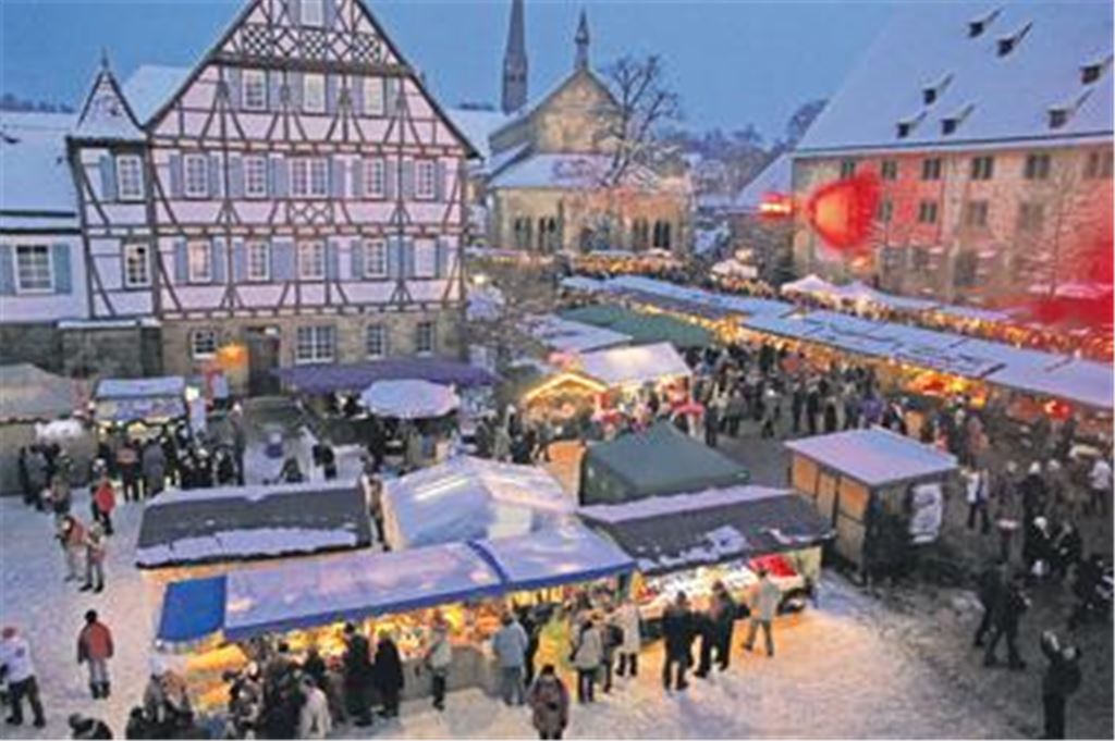  Ein Wintermärchen in Maulbronn: Der schneebedeckte Klosterhof, glitzernde Lichter und lebendiges Treiben an liebevoll dekorierten Ständen schaffen eine stimmungsvolle Atmosphäre, die zehntausende Besucher bezaubert. 
Foto: Hansen