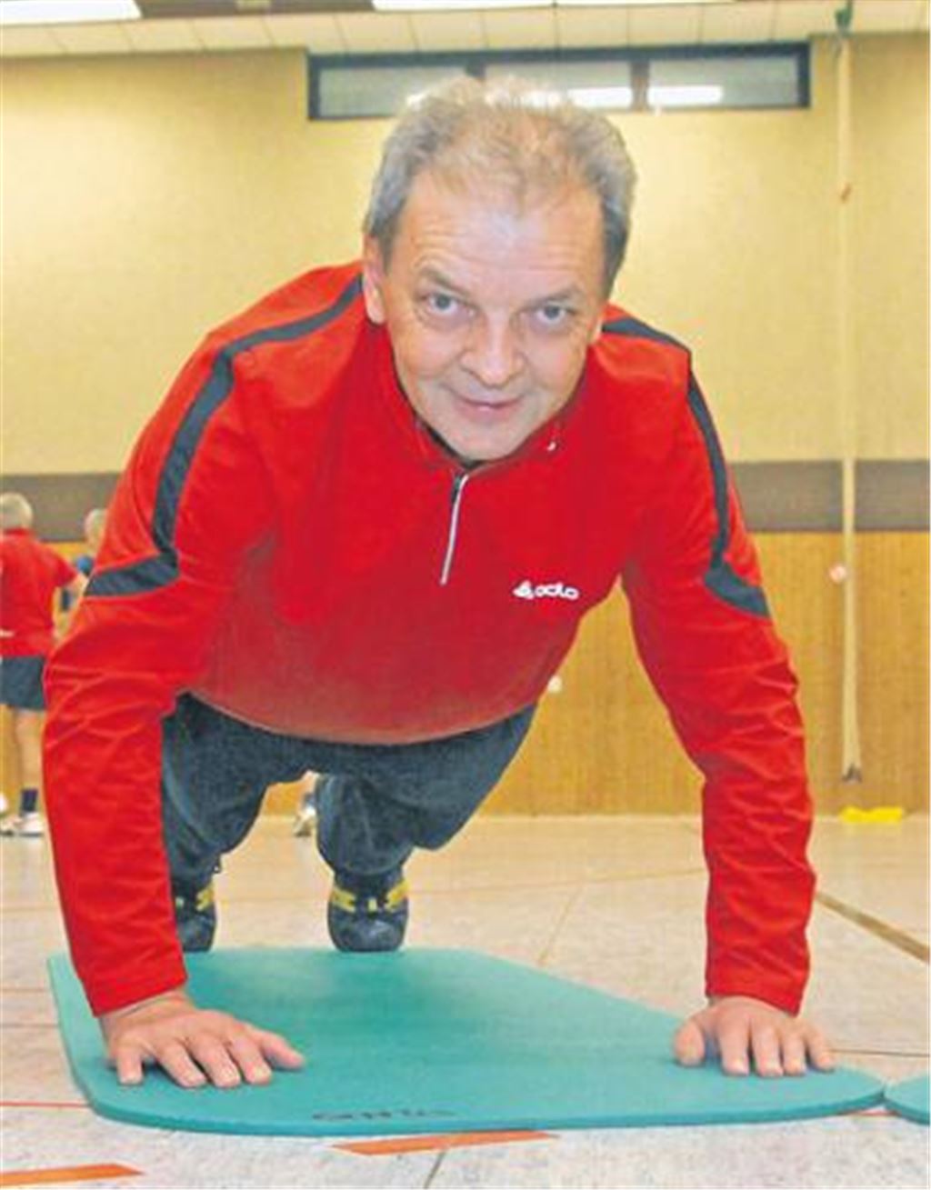  

 Ein kleines Wunder: Nach Stammzellentransplantation, 16 Kilo Gewichtsverlust und Muskelabbau kann Helmut heute wieder Liegestütze machen. Foto: Hansen
