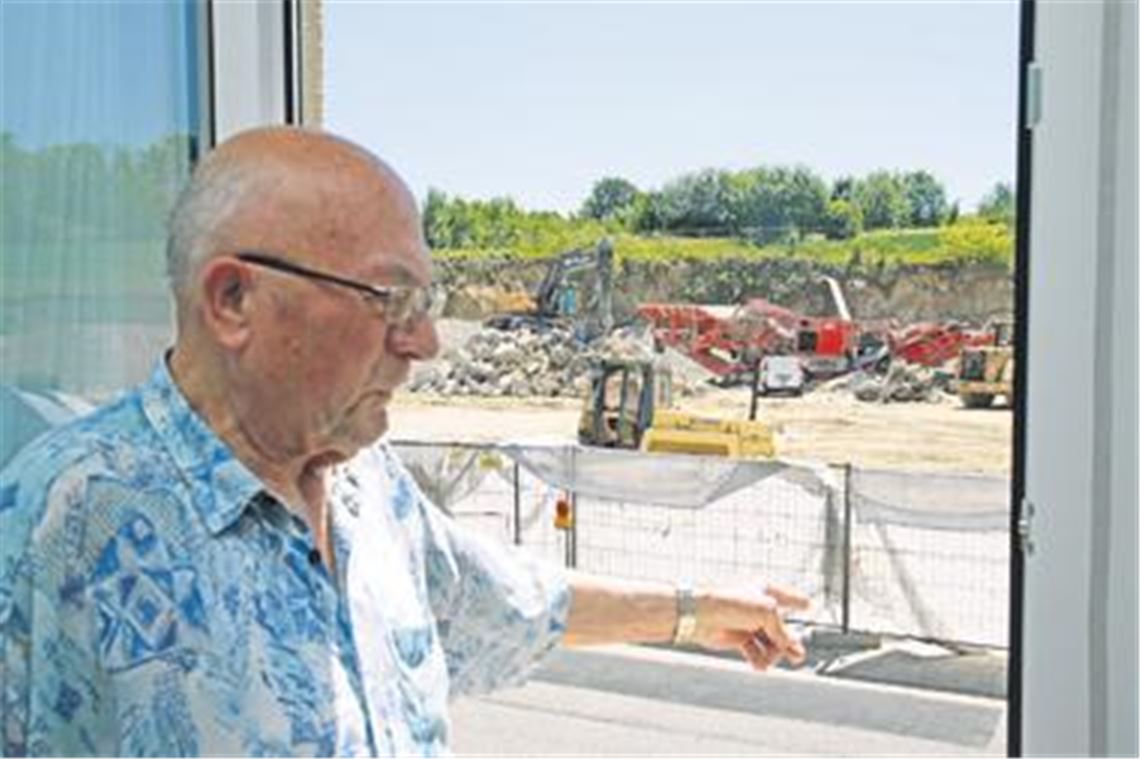  Eine Großbaustelle als Nachbar: Seit Anfang April ist Georg Troidl, Anwohner des Scholl-Areals in Knittlingen, Erschütterungen, Lärm und Dreck durch die Abbrucharbeiten ausgesetzt. 
Foto: Franz