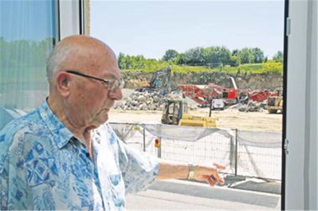  Eine Großbaustelle als Nachbar: Seit Anfang April ist Georg Troidl, Anwohner des Scholl-Areals in Knittlingen, Erschütterungen, Lärm und Dreck durch die Abbrucharbeiten ausgesetzt. 
Foto: Franz