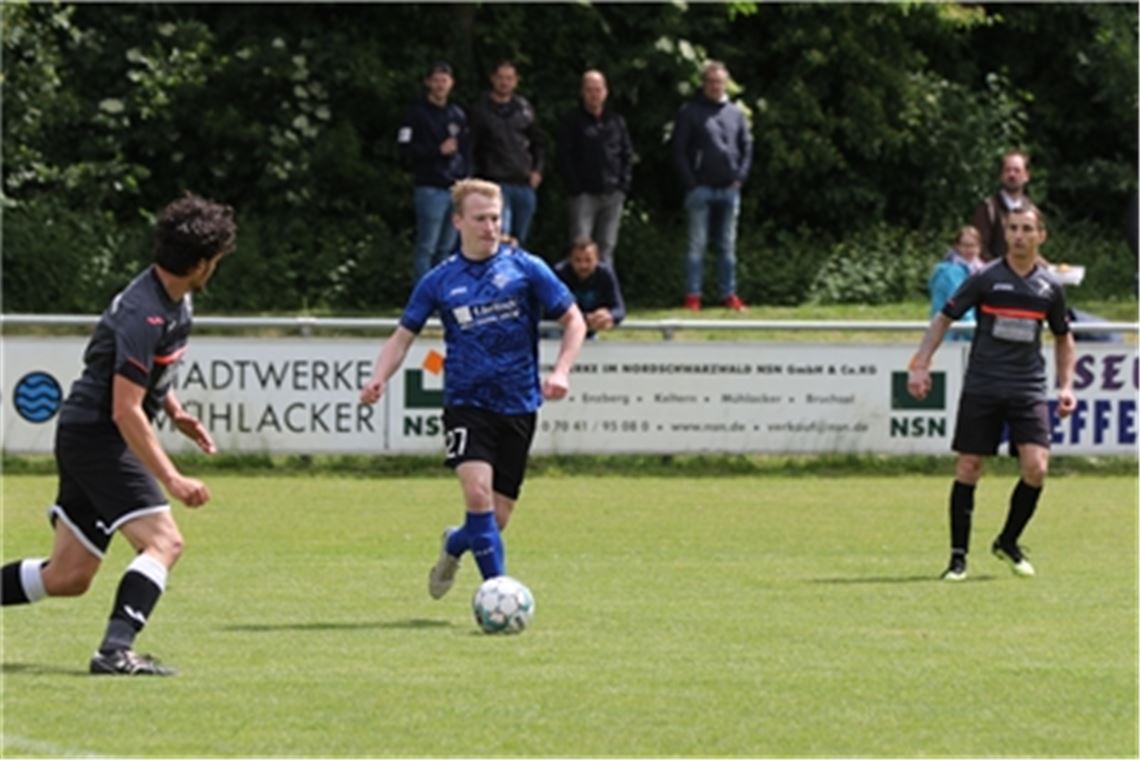  Enzberg  hat den Sieg mehrfach auf dem Fuß hat, trifft aber nur einmal gegen den Tabellenführer. Fotos: Wewoda