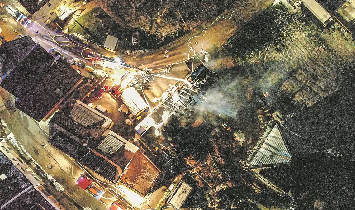 Engelsbrand: Feuer zerstört zwei Häuser Fotos: Einsatz-Report 24