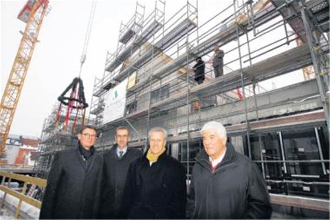  
Freuen sich über den Baufortschritt in der Ortsmitte von Niefern (v. li.): Carsten von Zepelin, Vorstandsvorsitzender der Baugenossenschaft Arlinger, Architekt Jochen Abraham, Bürgermeister Jürgen Kurz und Bruno Rupp, Aufsichtsratvorsitzender der Baugenossenschaft.	
Foto: Tilo Keller