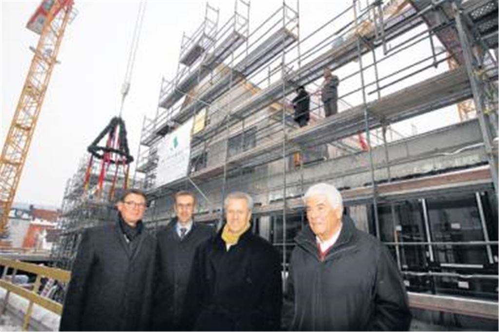  
Freuen sich über den Baufortschritt in der Ortsmitte von Niefern (v. li.): Carsten von Zepelin, Vorstandsvorsitzender der Baugenossenschaft Arlinger, Architekt Jochen Abraham, Bürgermeister Jürgen Kurz und Bruno Rupp, Aufsichtsratvorsitzender der Baugenossenschaft.	
Foto: Tilo Keller