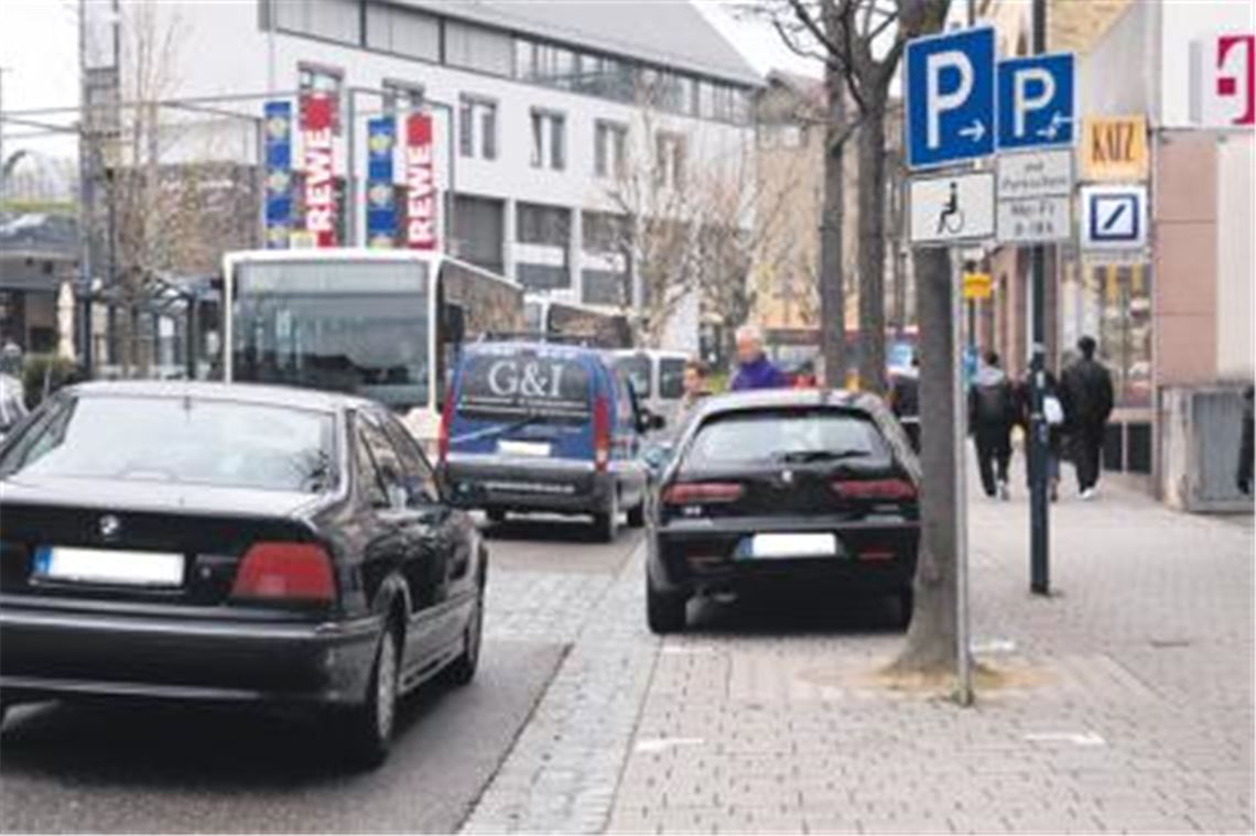  Gedränge auf der Mühlacker Bahnhofstraße: Immer dann, wenn Linienbusse entgegenkommen, geht es eng zu.
Foto: Sadler