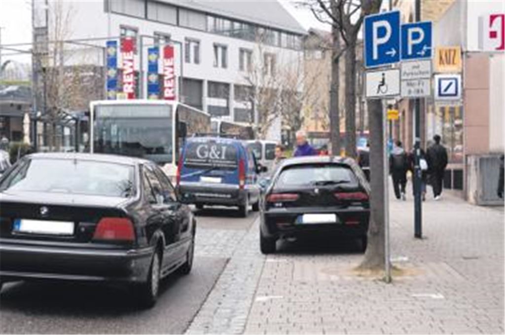  Gedränge auf der Mühlacker Bahnhofstraße: Immer dann, wenn Linienbusse entgegenkommen, geht es eng zu.
Foto: Sadler