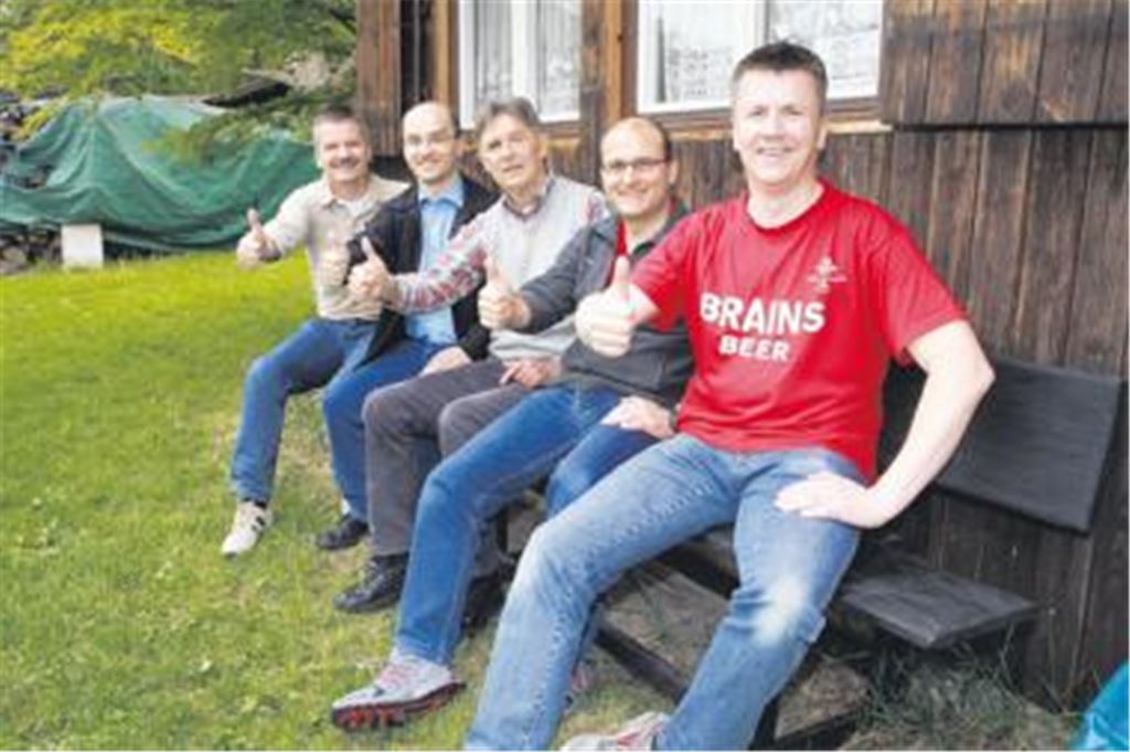  Günther Rollinger, Bürgermeister Harald Eiberger, Wolfgang Kwiatkowski, Sigi Hahn und Hartmut Thiedecke von den Jedermänner des SV Illingen bedanken sich bei allen, die die Aktion Hilfe für Helmut unterstützt haben (v. li.). 
Foto: Hansen
