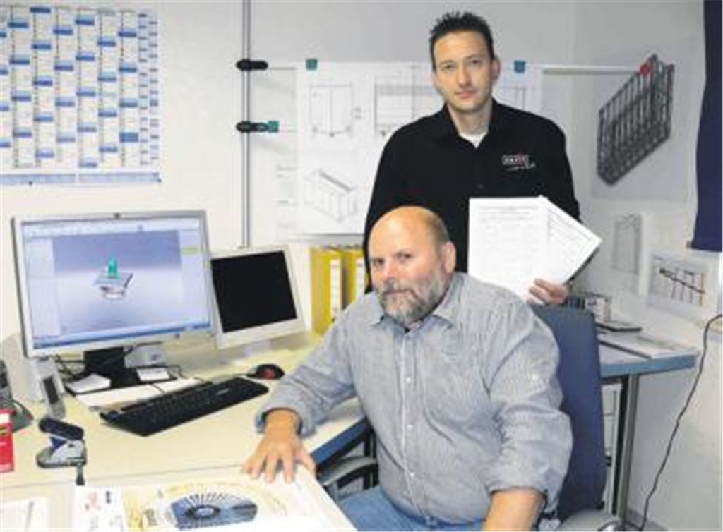  Horst Ferber (sitzend) und Thomas Kunkel fordern schnelleres Internet. Foto: Garhöfer
