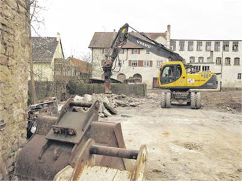  In dieser Woche haben in der Ortsmitte von Dürrmenz die Abbrucharbeiten begonnen. Unter anderem wurde eine alte Garage abgeräumt, um die Zufahrt für den anschließenden Abriss der Gaststätte Kanne und des mehrstöckigen Fachwerk-Magazins freizumachen. Foto: Franz