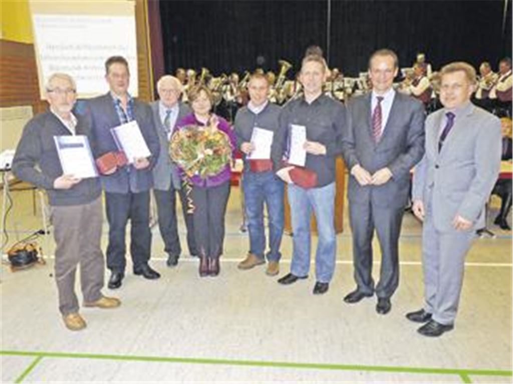  Langjährige Mitglieder, alle vom Musikverein Ölbronn, werden im Rahmen der Hauptversammlung des Blasmusik-Kreisverbands geehrt (v. re.): Hubert Kempter, Generalsekretär des Blasmusikverbands, Gunter Krichbaum, Vorsitzender des Blasmusikverbands Pforzheim-Enzkreis, Heiko Arnold, Uwe Hirsch, Andrea Paupy, Helmut Spiegel, stellvertretender Vorsitzender des Kreisverbands, Marcus Veit und Wilfried Arn. Foto: Roth
 
