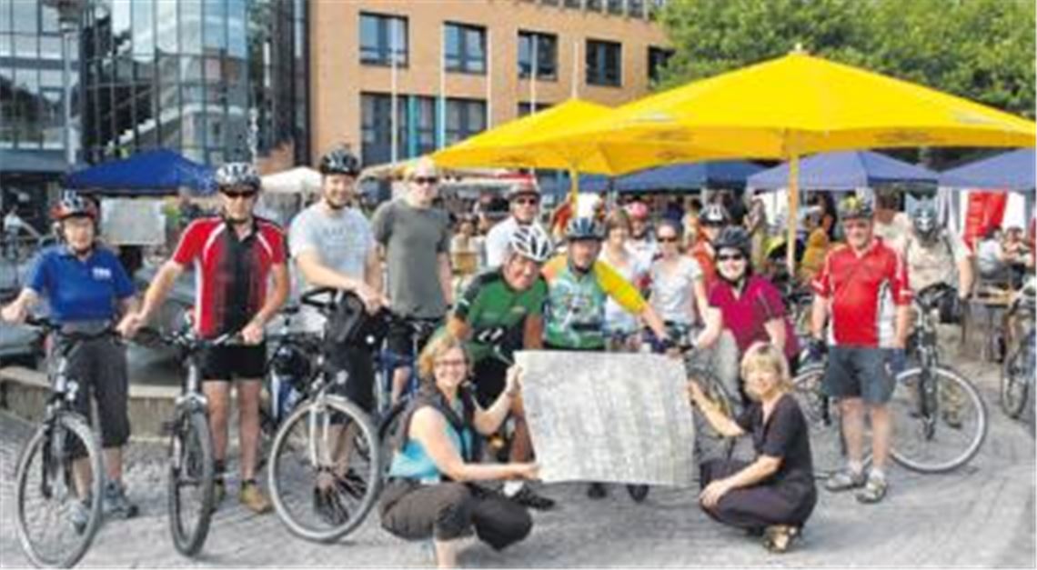 
Los gehts: Knapp 30 Radler weihen nach einem zünftigen Frühstück auf dem Kelterplatz die neu beschilderten Radtouren durch die Region ein. 
Foto: Stahlfeld
