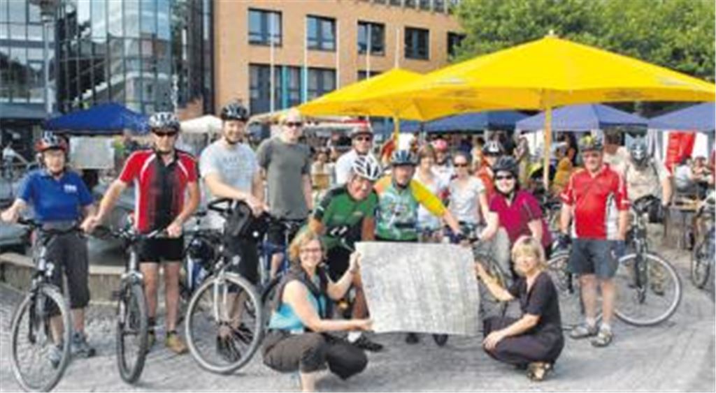  
Los gehts: Knapp 30 Radler weihen nach einem zünftigen Frühstück auf dem Kelterplatz die neu beschilderten Radtouren durch die Region ein. 
Foto: Stahlfeld
