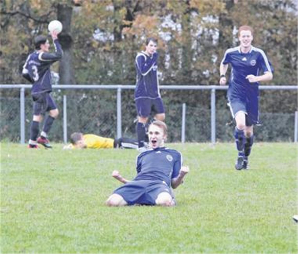  Matthias Stocker (vorne) jubelt über sein 2:0. Jonathan Kammerlohr (re.) freut sich mit. Im Hintergrund können es Sören Brüstle, Daniel Kern und Timo Hagenbuch (v.li.) nicht fassen.
Foto: Eigner