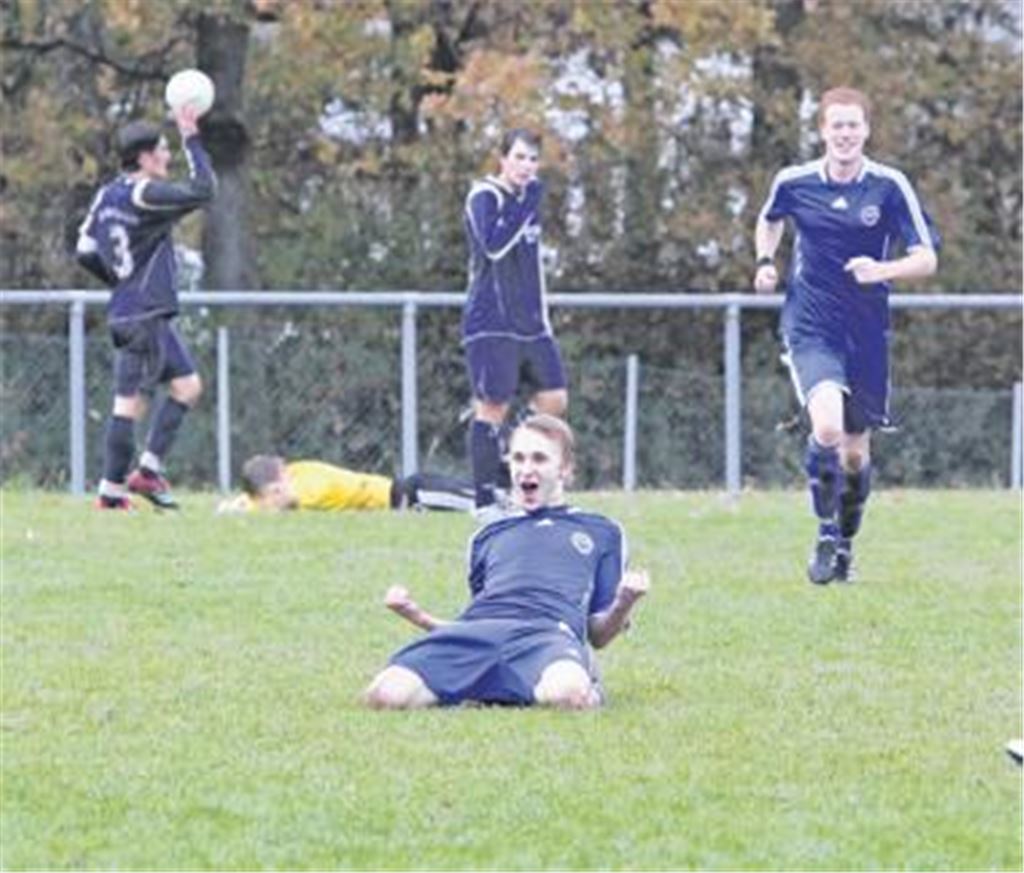  Matthias Stocker (vorne) jubelt über sein 2:0. Jonathan Kammerlohr (re.) freut sich mit. Im Hintergrund können es Sören Brüstle, Daniel Kern und Timo Hagenbuch (v.li.) nicht fassen.
Foto: Eigner