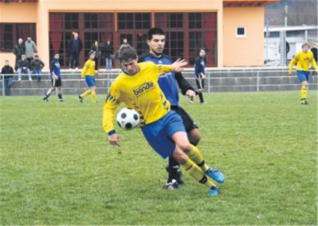  Meist sind die gelb-blauen Lomersheimer einen Tick eher am Ball. Erst in der zweiten Halbzeit kommt Viktoria Enzberg besser in die Partie.
Foto: Eigner