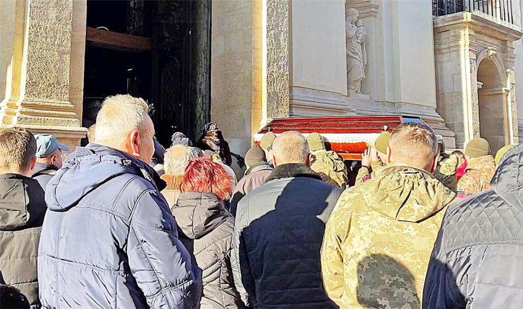  Menschen versammeln sich zur Beisetzung von gefallenen Soldaten, die für ihren Mut und Kampfgeist als Helden verehrt werden.