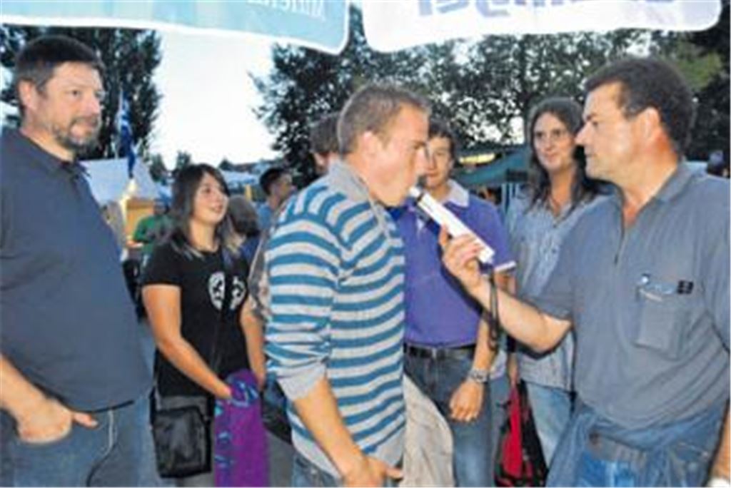 Michael Schäfer vom Jugendschutz-Team bittet Heranwachsende auf dem Straßenfest, kräftig ins Alkoholmessgerät zu pusten. Foto: Stahlfeld