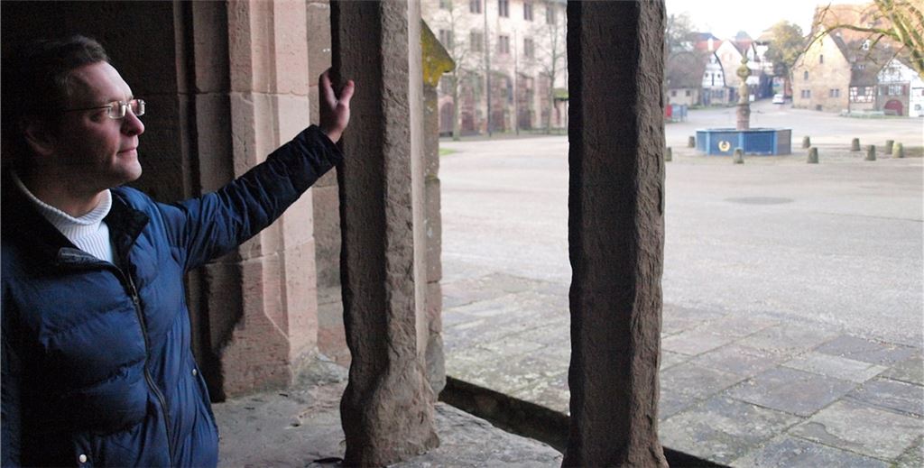 „ Ob es wohl in diesem Jahr wieder einen wunderbar geschmückten Osterbrunnen geben wird?“, sinniert Kantor Thorsten Hülsemann bei Anblick des verödeten Klosterhofs. Fotos: Filitz