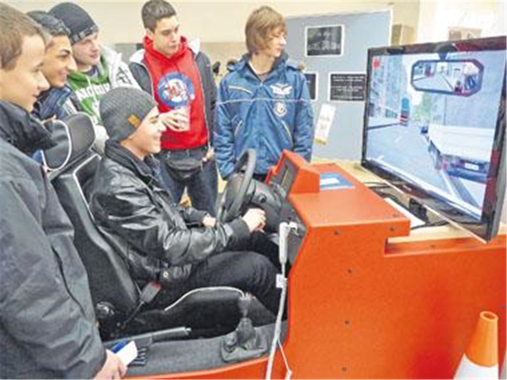  
Okan Demiray gibt nur zum Spaß Gas am Fahrsimulator. Was passiert, wenn man sich verkehrswidrig verhält, zeigt dieses Gerät im Rahmen einer Ausstellung im Landratsamt Enzkreis, die sich mit dem Thema Verkehrssicherheit beschäftigt. Foto: Roth

