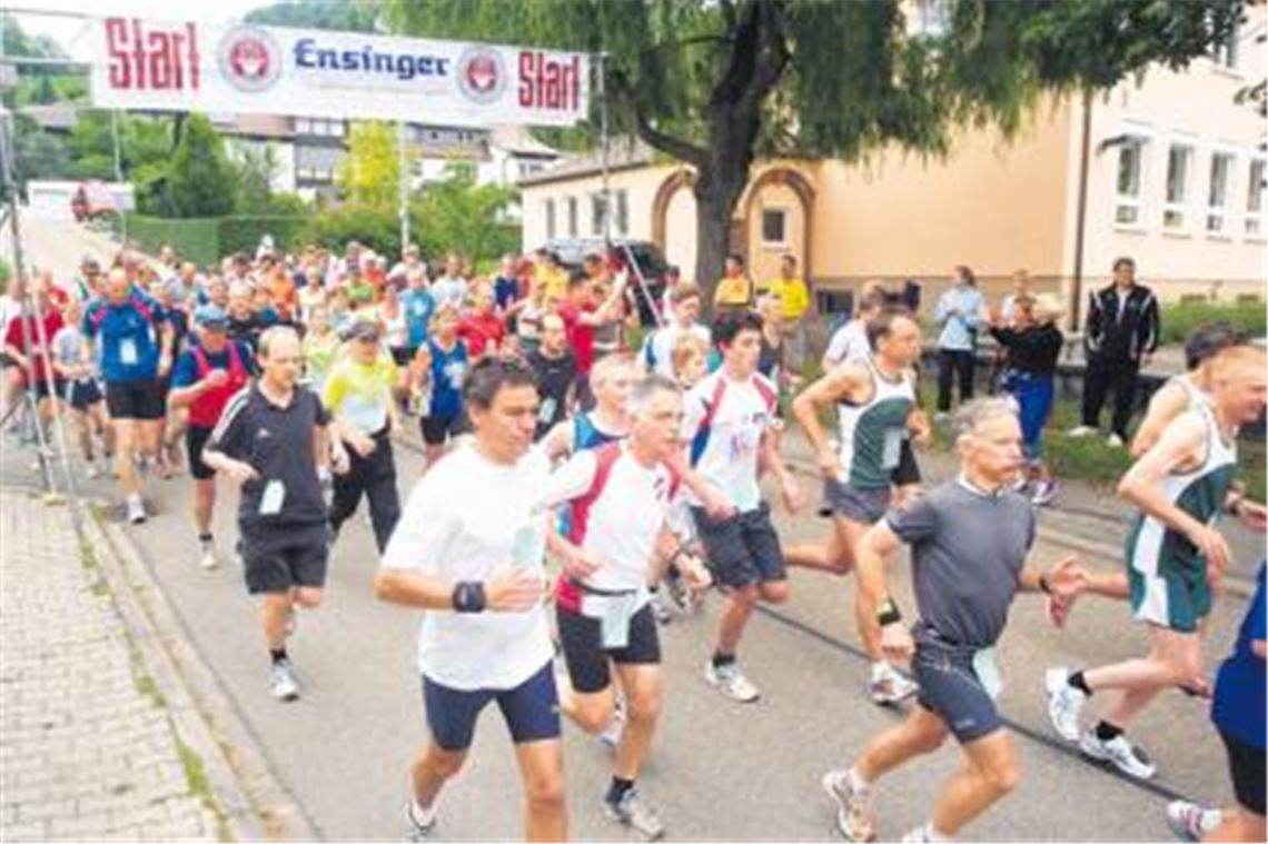  

Rekord-Starterfeld beim Volkslauf des TV Schützingen: 110 Teilnehmer machen sich an der Grundschule auf die Socken.
Foto: Fotomoment
