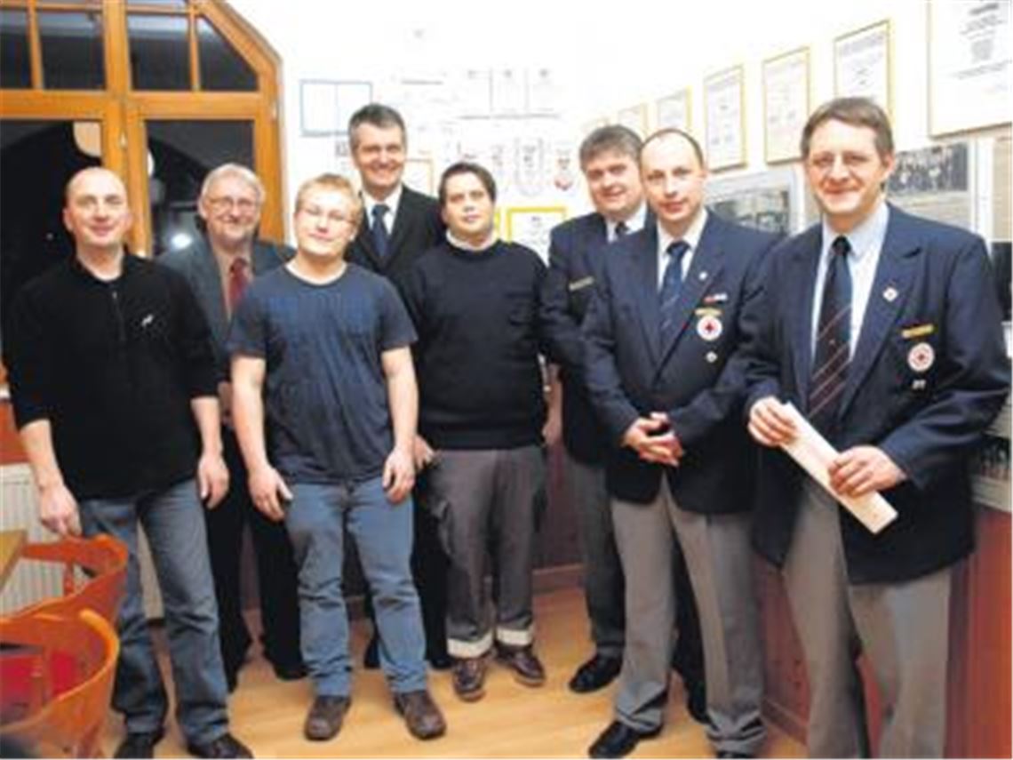  Roland Peyer (2. v. li.) und Christoph Fischer (4. v. li.) ehren beim DRK-Ortsverein Maulbronn Thomas Haalboom, Markus Mannuss, Wolfgang Haalboom, Sven Gerst, Matthias Walz und Paolo Matassoni (v. re.)
Foto: Appich
