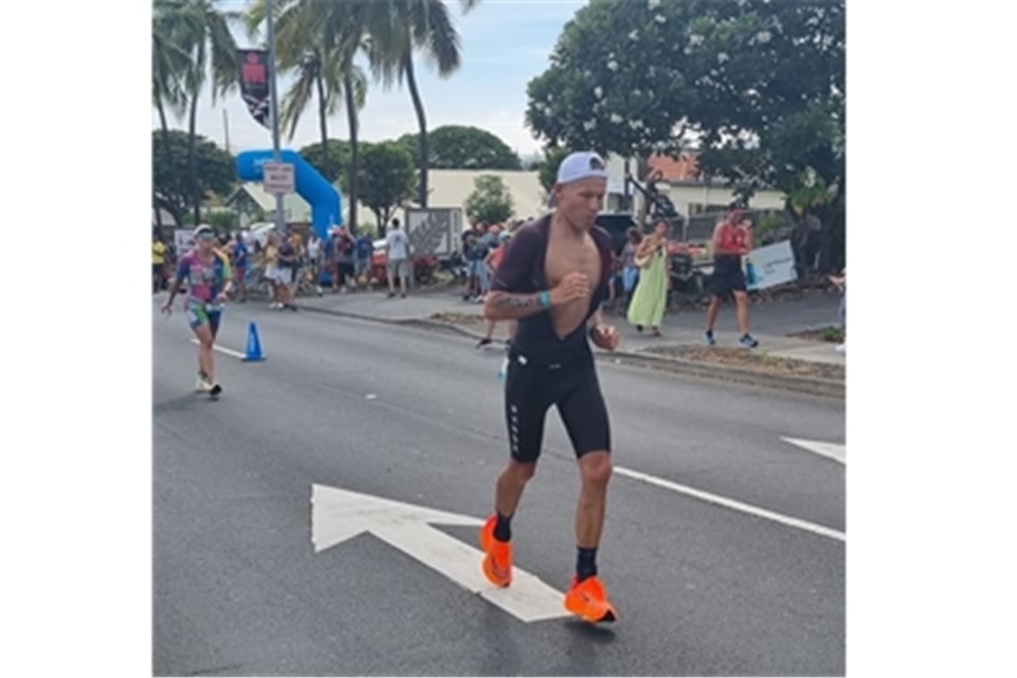  Thomas Fritsch nimmt als Zwölftplatzierter in der Altersklasse 50-54 die Marathonstrecke in guter Verfassung in Angriff . Obwohl er auf den 55. Platz zurückfällt,  überweigt als echter „Ironman“ natürlich die Freude. Bild: Stefan Metzger