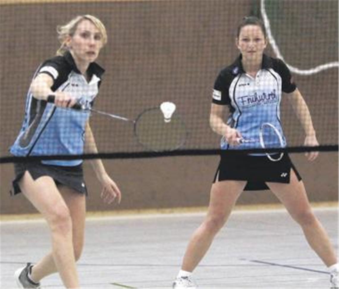  Umkämpftes Damendoppel: Carolin Kerber (li.) und Julia Igel punkten mit einem Dreisatzsieg zur zwischenzeitlichen 2:1-Führung für Illingen. Fotos: Eigner
