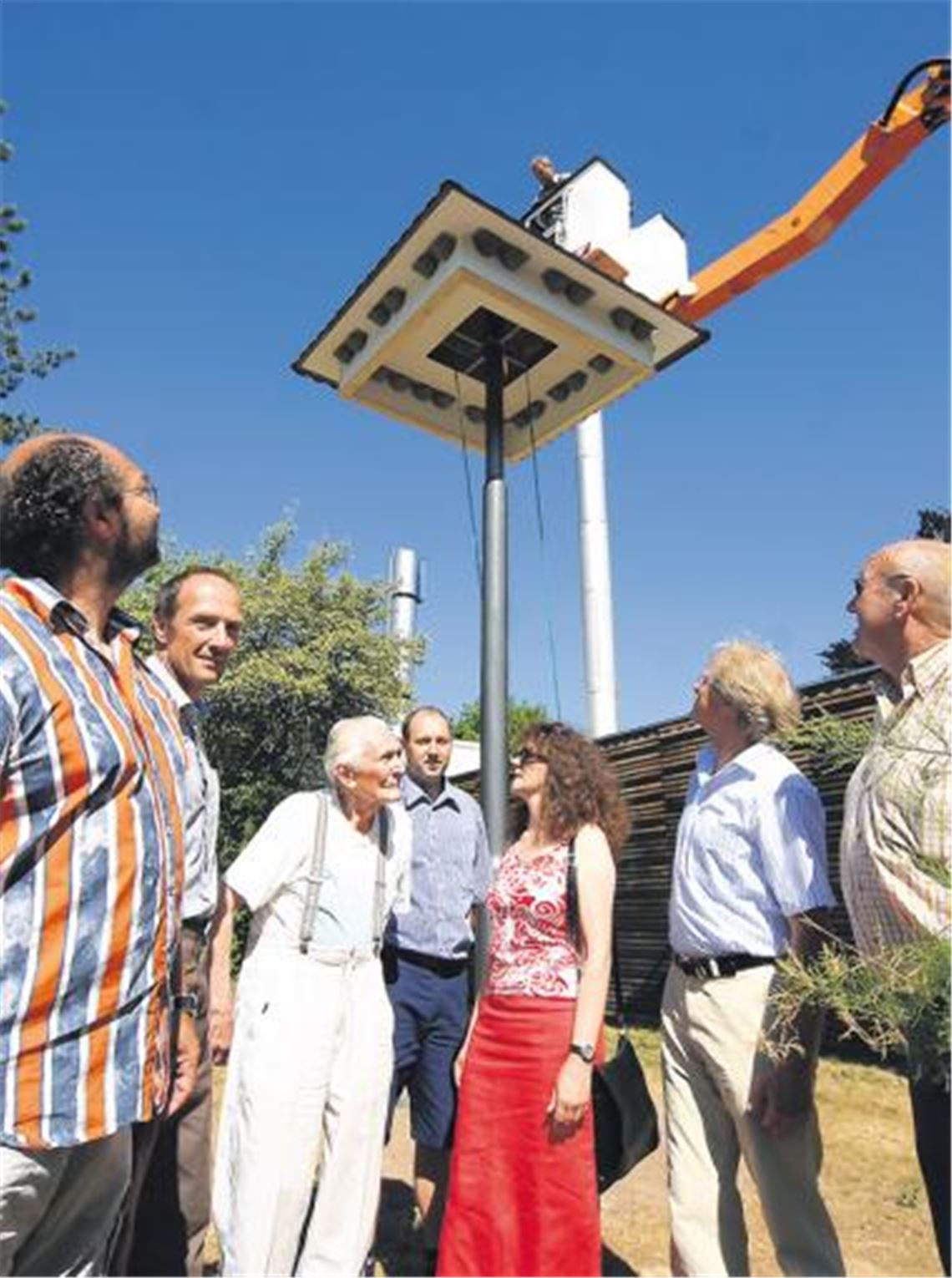  Unter den Augen von Thomas Köberle (BUND), Thomas Wilhelm (Stadtwerke), Otto Eisert (BUND), Stefan Lipps (Bauhof), Gudrun Schleeweiß-Leidig (BUND), Jürgen Meeh (Stadtwerke) und Werner Milchraum (v. li.) wird das Schwalbenhaus in Mühlacker aufgestellt. 
Foto: Kollros
