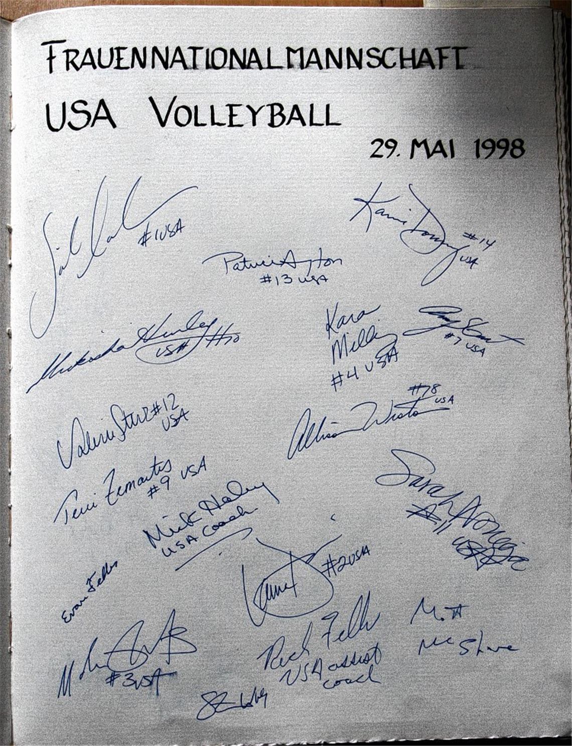 … auch ihre damaligen Gegnerinnen aus den Vereinigten Staaten hinterlassen ihre Unterschriften