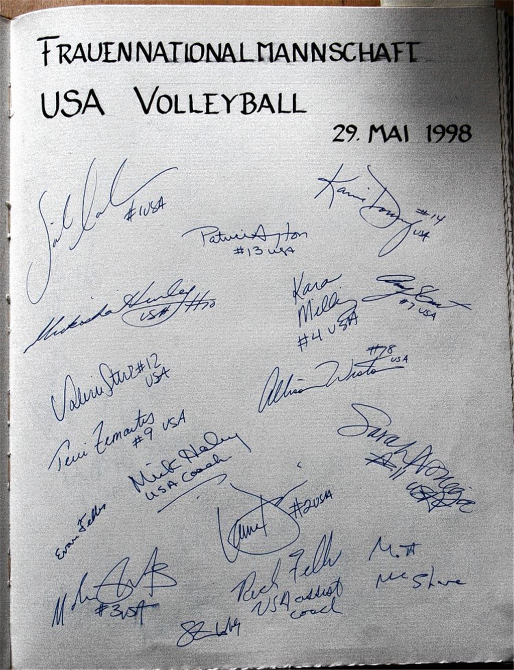 … auch ihre damaligen Gegnerinnen aus den Vereinigten Staaten hinterlassen ihre Unterschriften