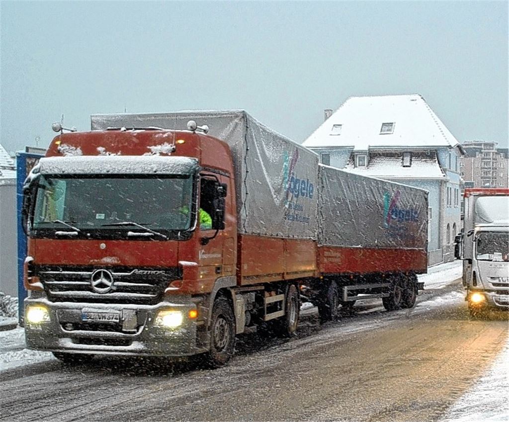 ... blieb, wie hier am Anstieg der Lienzinger Straße in Mühlacker, so mancher Brummi auf den seifigen Pisten hängen.
