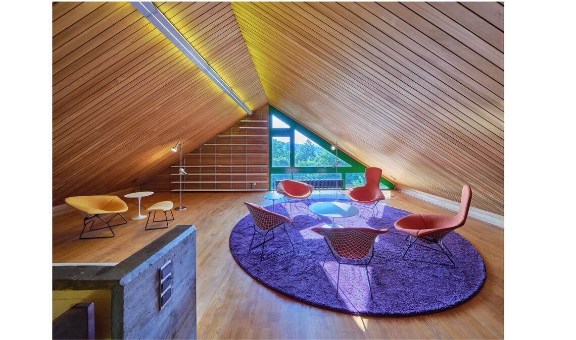 . . . die Innenräume wurden dezent modernisiert, die Möbelklassiker  der Familie blieben erhalten.