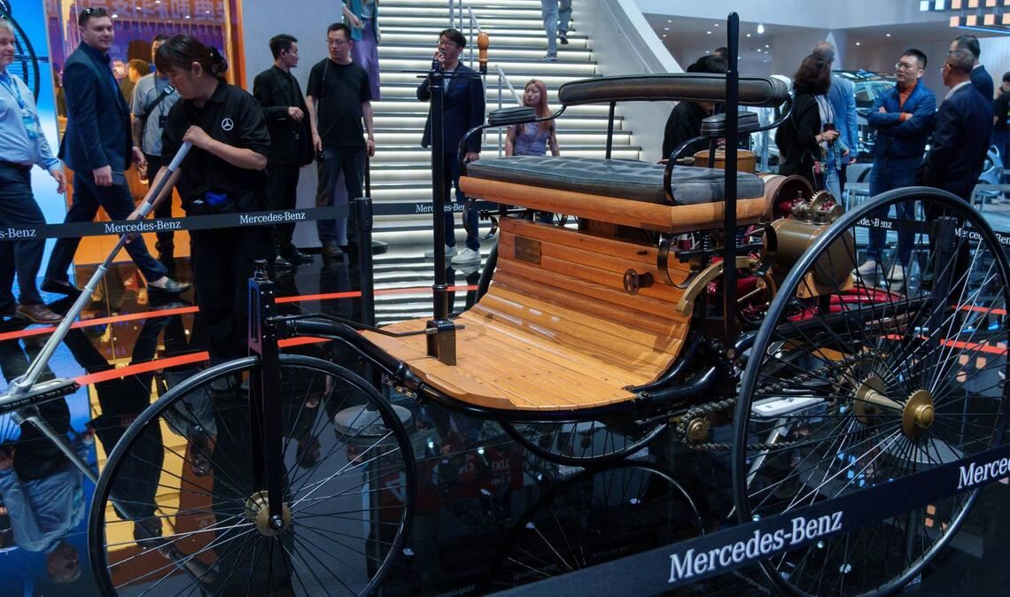 ... durch die Geschichte – vom Anbeginn bis in die Moderne, also unter anderem zur S-Klasse und zur Langversion des vollelektrischen GLC. Eine prominente Platzierung  nimmt ein Nachbau des Patent-Motorenwagens ein. Mit dem dreirädrigen Gefährt revolutionierte Carl Benz 1886 die Mobilität, wenig später  legte Gottlieb Daimler mit dem ersten vierrädrigen Automobil nach.