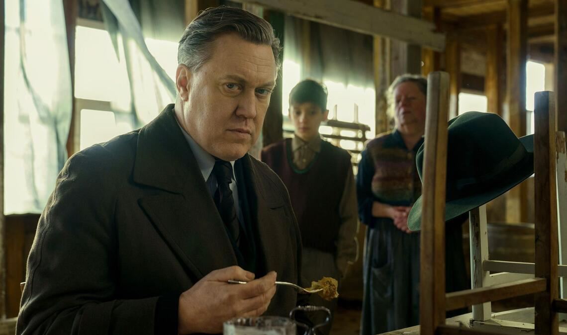 ...  er soll Moravas Mordermittlungen überwachen, insgeheim aber den tschechischen Widerstand aufspüren.