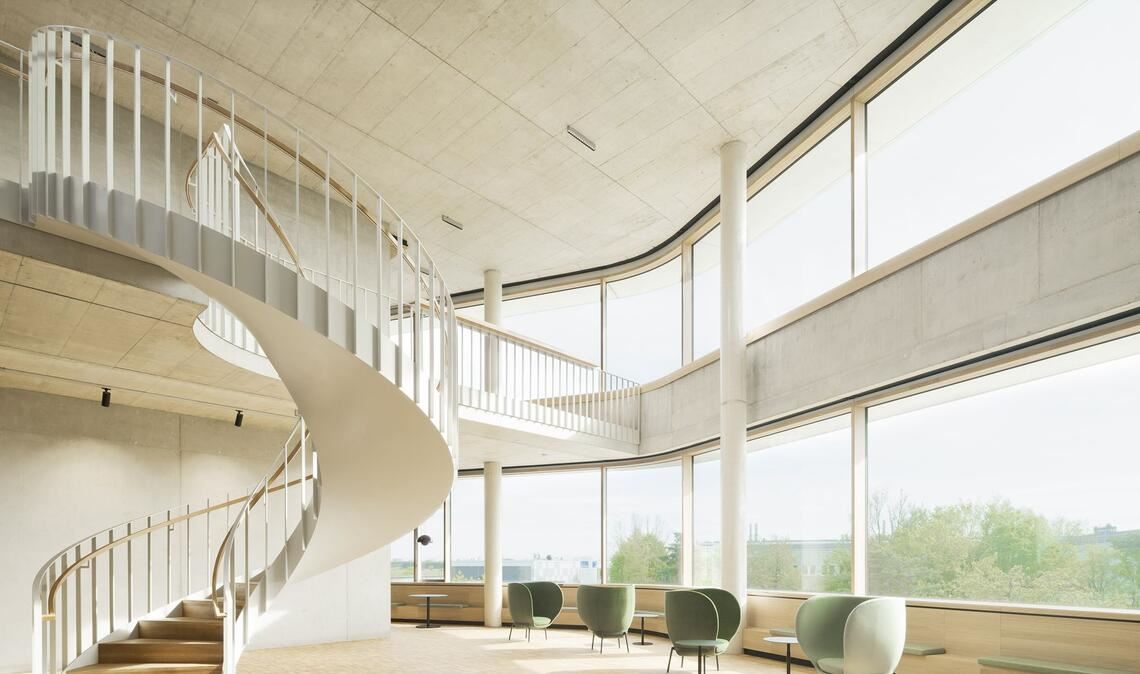 . . . in Neuherberg vor den Toren Münchens bietet internationalen Wissenschaftlern einen hochmodernen, auf ihre besonderen Bedürfnisse abgestimmten Arbeitsplatz.